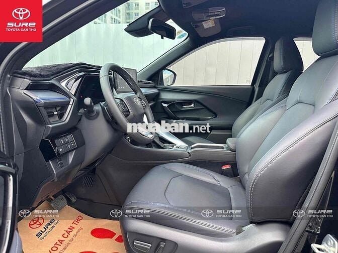 Toyota Yaris Cross 2024 đen sang trọng