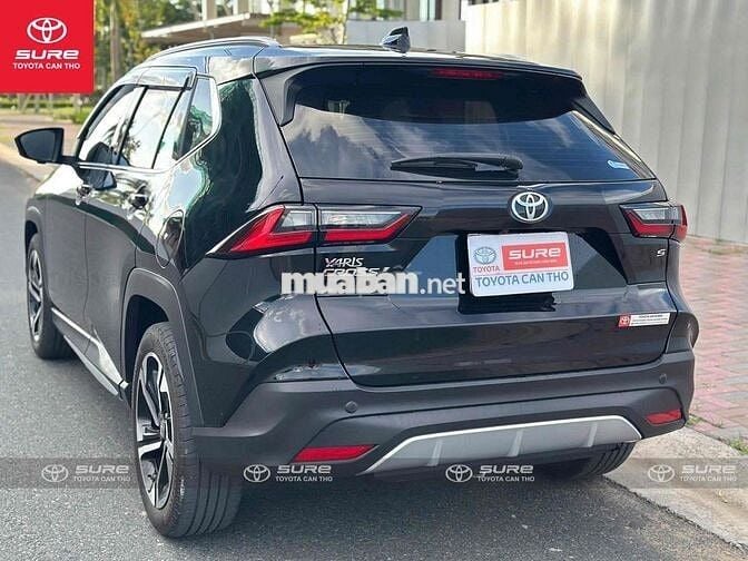 Toyota Yaris Cross 2024 đen sang trọng