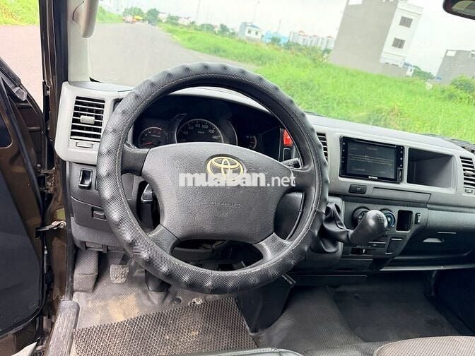 Toyota Hiace van 3 chỗ 2011