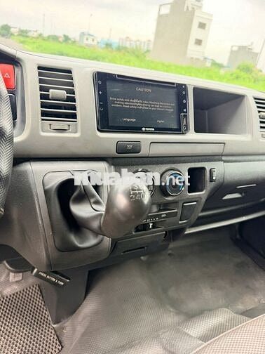 Toyota Hiace van 3 chỗ 2011