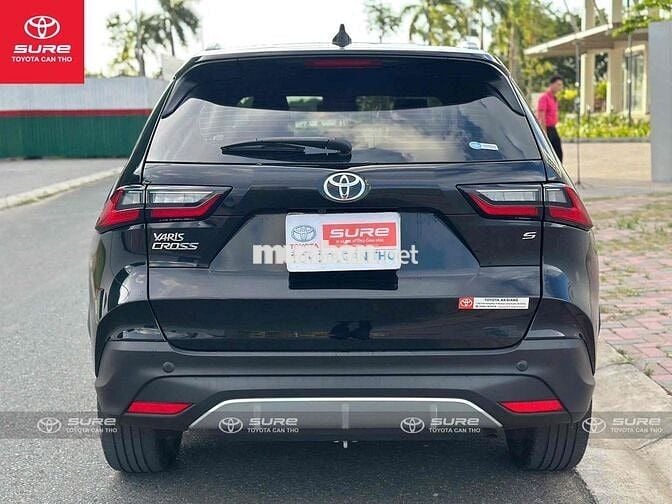 Toyota Yaris Cross 2024 đen sang trọng