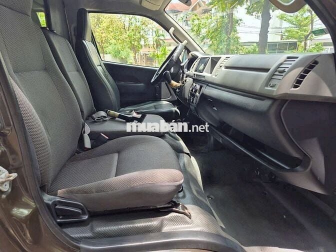Toyota Hiace van 3 chỗ 2011