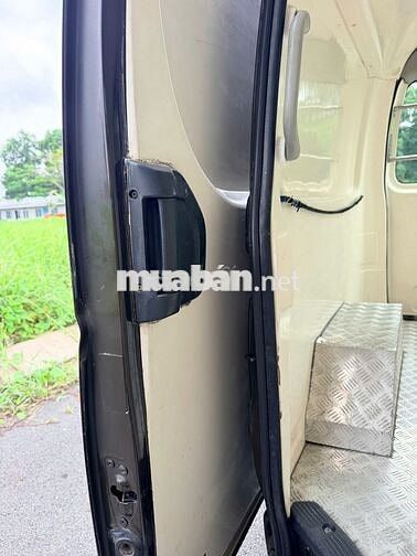 Toyota Hiace van 3 chỗ 2011