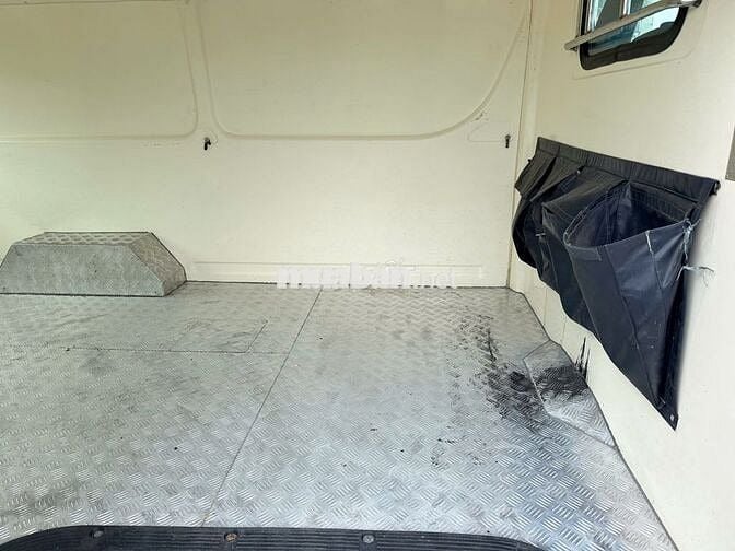 Toyota Hiace van 3 chỗ 2011