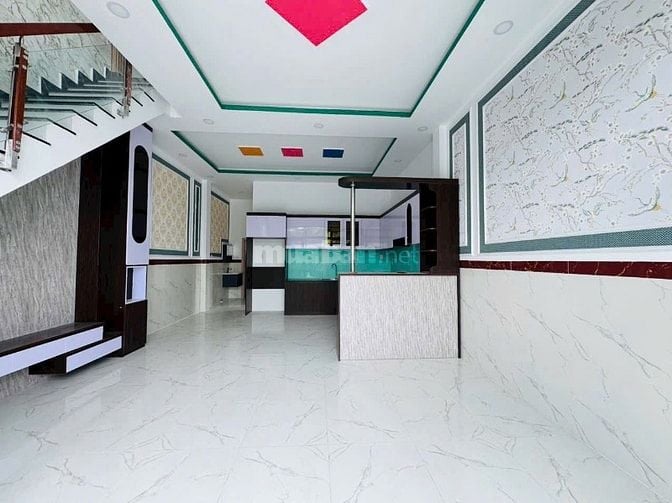 Bán gấp căn nhà 1 trệt 1 lầu giáp Vinhomes Hóc Môn