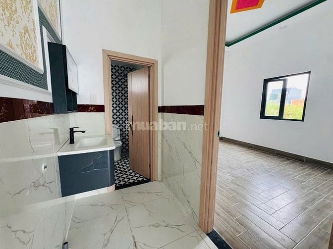 Bán gấp căn nhà 1 trệt 1 lầu giáp Vinhomes Hóc Môn