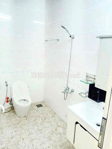 Cho thuê căn hộ ban công ngay Ngã Tư Hàng Xanh tại Ung Văn Khiêm