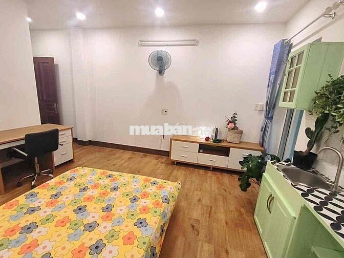 Cho thuê căn hộ ban công ngay Ngã Tư Hàng Xanh tại Ung Văn Khiêm
