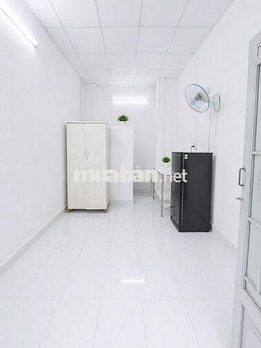 Phòng cho thuê full nội thất giá rẻ cửa sổ trời bancol chung thoáng