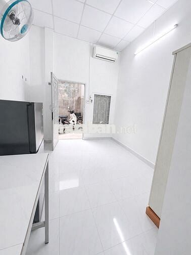 Phòng cho thuê full nội thất giá rẻ cửa sổ trời bancol chung thoáng