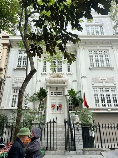 Bán BT căn góc, phân lô,xây tòa VP đẹp, Trần Thái Tông, 136m2, 42.5 tỷ