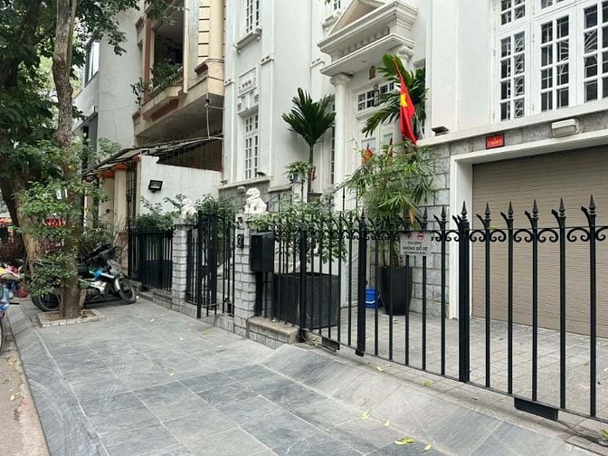Bán BT căn góc, phân lô,xây tòa VP đẹp, Trần Thái Tông, 136m2, 42.5 tỷ