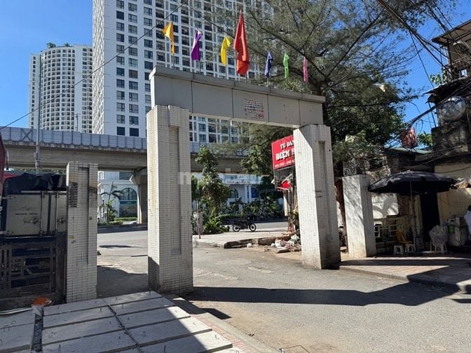 TẬP THỂ TẦNG 1 - KINH DOANH - Ô TÔ ĐỖ GẦN - HÀNG XÓM ROYAL CITY. Giá: 