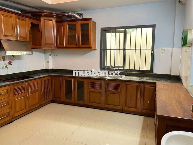 Cho thuê nhà 4 lầu nguyên căn đối diện bệnh viện Nguyễ Tri Phương