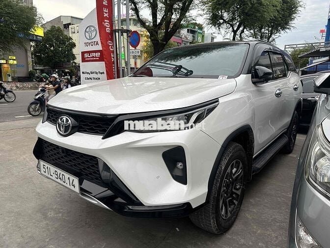Toyota Fortuner Legender máy xăng, 1 cầu, 11k km