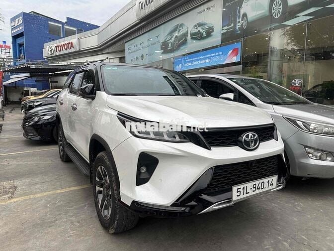 Toyota Fortuner Legender máy xăng, 1 cầu, 11k km