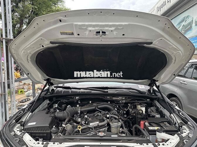 Toyota Fortuner Legender máy xăng, 1 cầu, 11k km