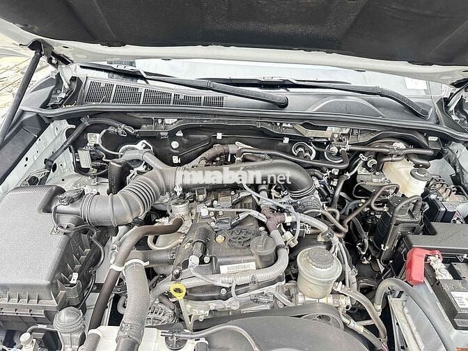 Toyota Fortuner Legender máy xăng, 1 cầu, 11k km