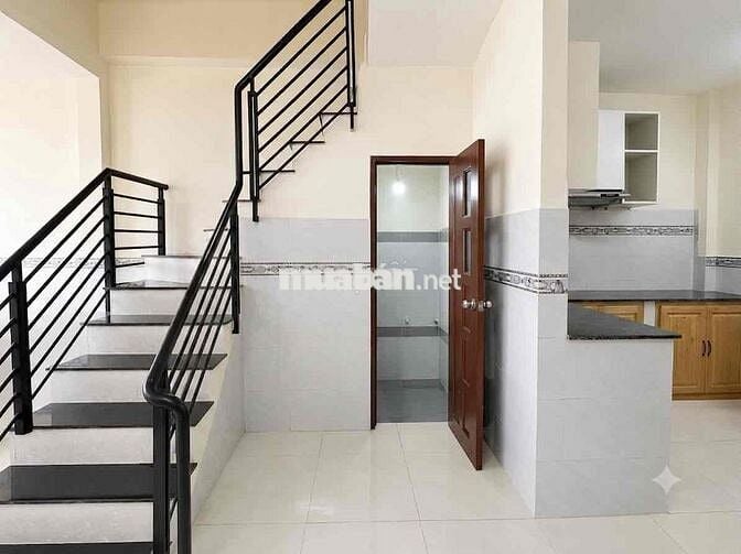 Nhà nguyên căn 3 phòng ngủ, có sân thượng, hẻm xe hơi