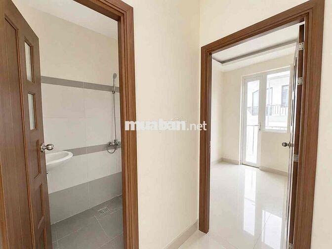 Nhà nguyên căn 3 phòng ngủ, có sân thượng, hẻm xe hơi