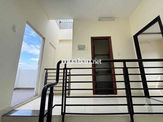 Nhà nguyên căn 3 phòng ngủ, có sân thượng, hẻm xe hơi