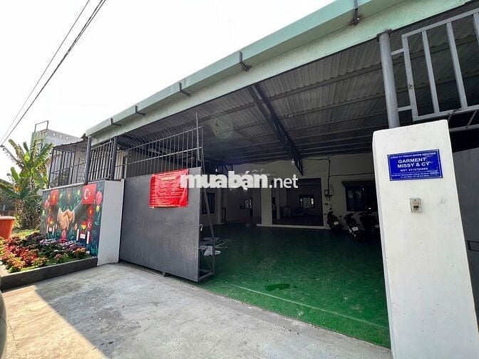 Tuyển dụng thợ phụ đóng gói, gấp xếp quần áo