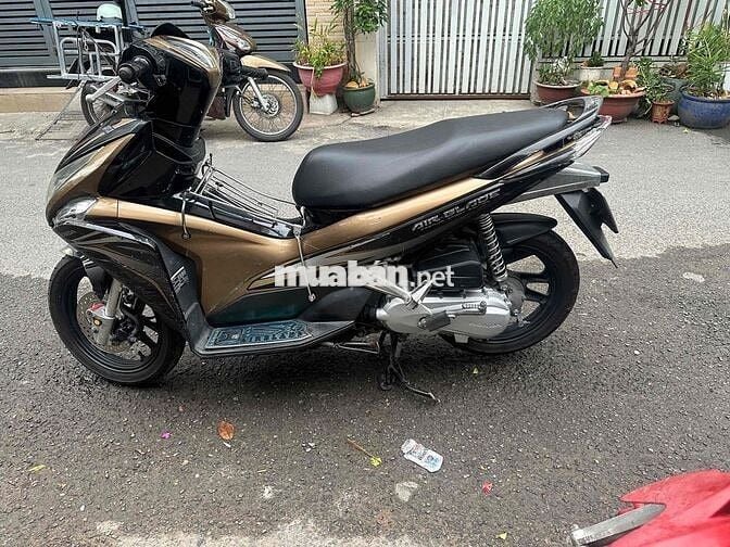 Honda Air Blade màu Đen vàng