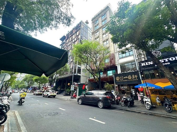 Bán tòa nhà thu nhập 160tr/tháng - MT đường ngay Hai Bà Trưng