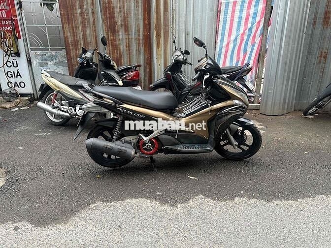 Honda Air Blade màu Đen vàng