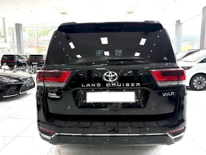 Bán Land Cruiser LC300 sản xuất 2024, lên full bodykit Trung Đông.
