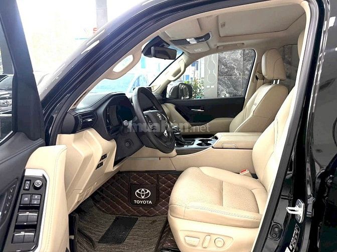 Bán Land Cruiser LC300 sản xuất 2024, lên full bodykit Trung Đông.