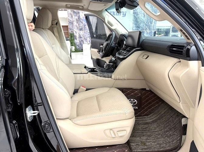 Bán Land Cruiser LC300 sản xuất 2024, lên full bodykit Trung Đông.