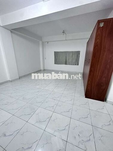 Phòng máy lạnh 50 m2, tách bếp, giờ tự do, gần chợ hoa chợ An Đông