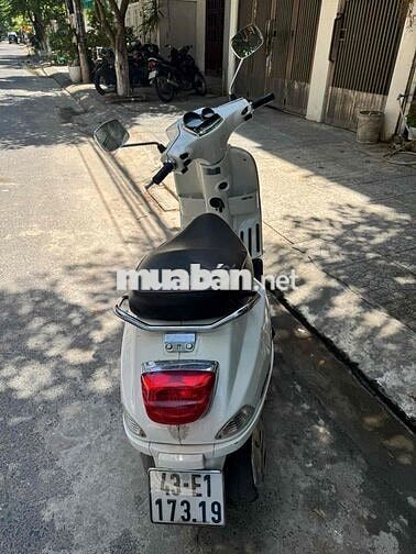 Piaggio Vespa màu Trắng