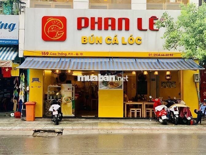 *** 5 nhân viên bán bún tại Q10