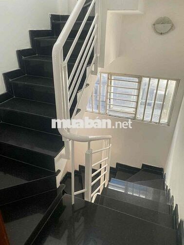 nhà 1 trệt 2 tầng ngay DH Nguyễn tất thành