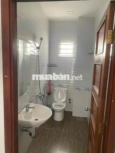 nhà 1 trệt 2 tầng ngay DH Nguyễn tất thành
