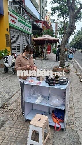 nhân viên full buổi sáng bán thức ăn nhanh
