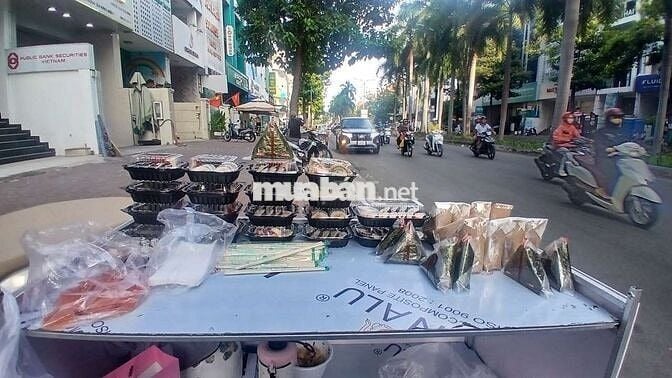 nhân viên full buổi sáng bán thức ăn nhanh