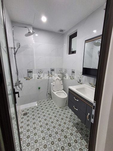 Tôi chính chủ, bán nhà 6 tầng, có thang máy. Đầu ngõ 181, Trần Phú,HĐ