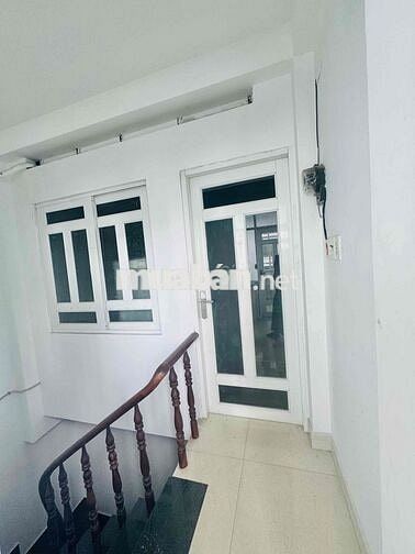 2pn - lầu 3 - đẹp sáng, sân phơi riêng, tách bếp, quận 3