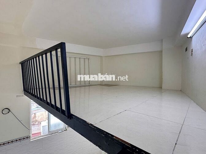 Phòng Trọ Gác Rộng Máy Lạnh Ngay Đh Nguyễn Tất Thành