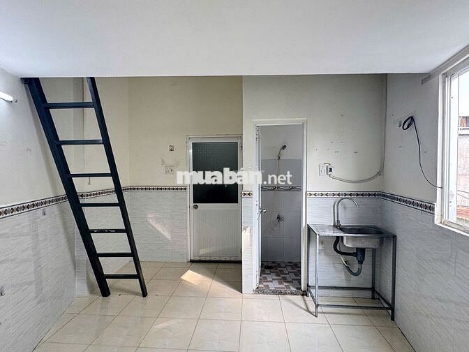 Phòng Trọ Gác Rộng Máy Lạnh Ngay Đh Nguyễn Tất Thành