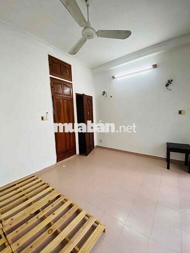 Phòng trọ Bình Thạnh giá rẻ, có máy lạnh ban công