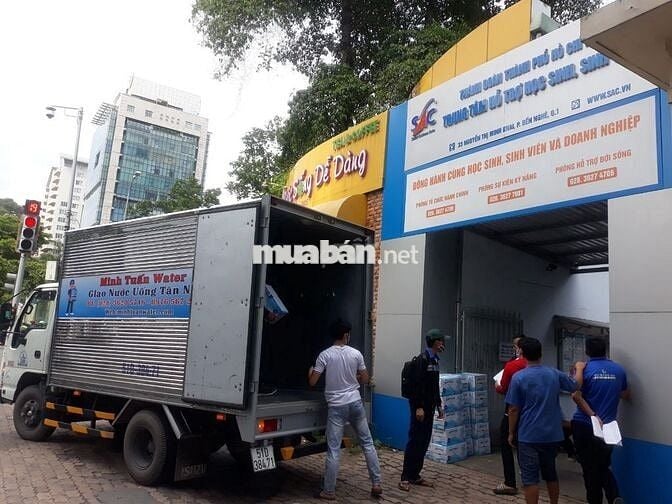 NHÂN VIÊN GIAO HÀNG THEO XE TẢI