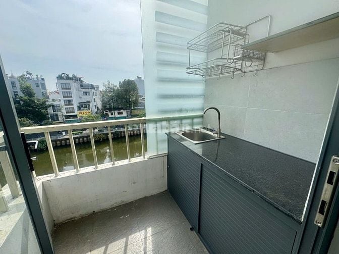 Cho thuê căn hộ dịch vụ cao cấp có ban công tại Quận 3