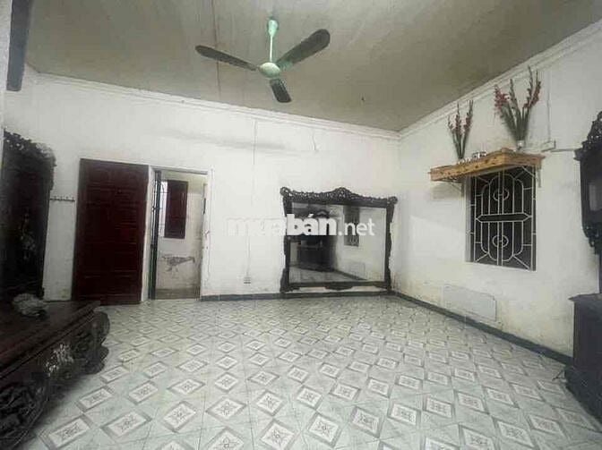 Nhà ngõ 68 Ngọc Thuỵ, 200m, CÓ SÂN VƯỜN. Giá 6tr
