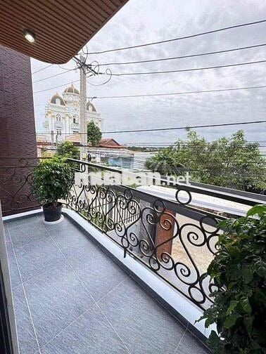 nhà mặt tiền 110m2 , 3 phòng ngủ đường 768 biên hoà