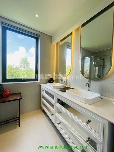 Ngôi nhà 3 phòng ngủ, mới, view Sông đẹp Long Biên cho thuê 0983739032