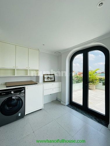 Ngôi nhà 3 phòng ngủ, mới, view Sông đẹp Long Biên cho thuê 0983739032